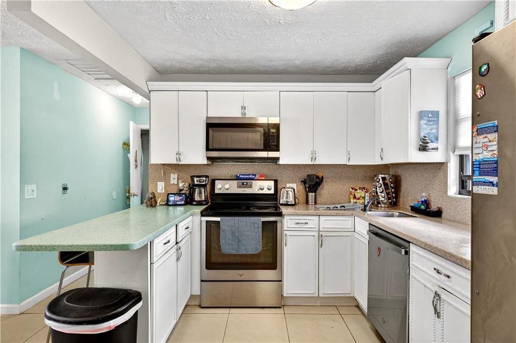 For Sale: $325,000 (3 beds, 2 baths, 1550 Square Feet)