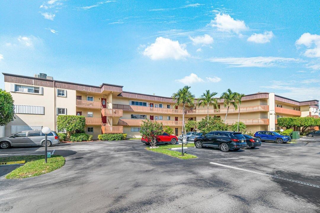 合同活跃: $145,000 (1 贝兹, 1 浴室, 905 平方英尺)