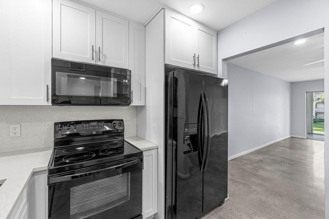 合同活跃: $145,000 (1 贝兹, 1 浴室, 905 平方英尺)