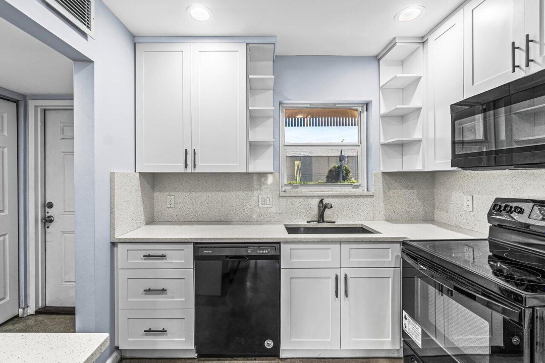 合同活跃: $145,000 (1 贝兹, 1 浴室, 905 平方英尺)