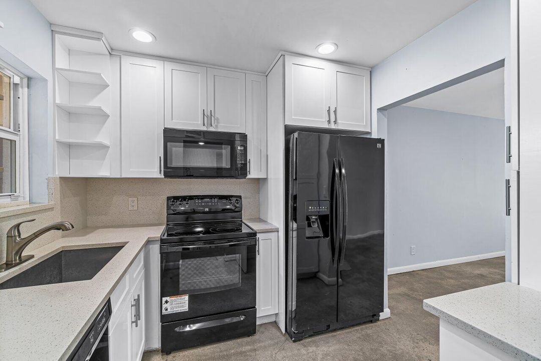 合同活跃: $145,000 (1 贝兹, 1 浴室, 905 平方英尺)