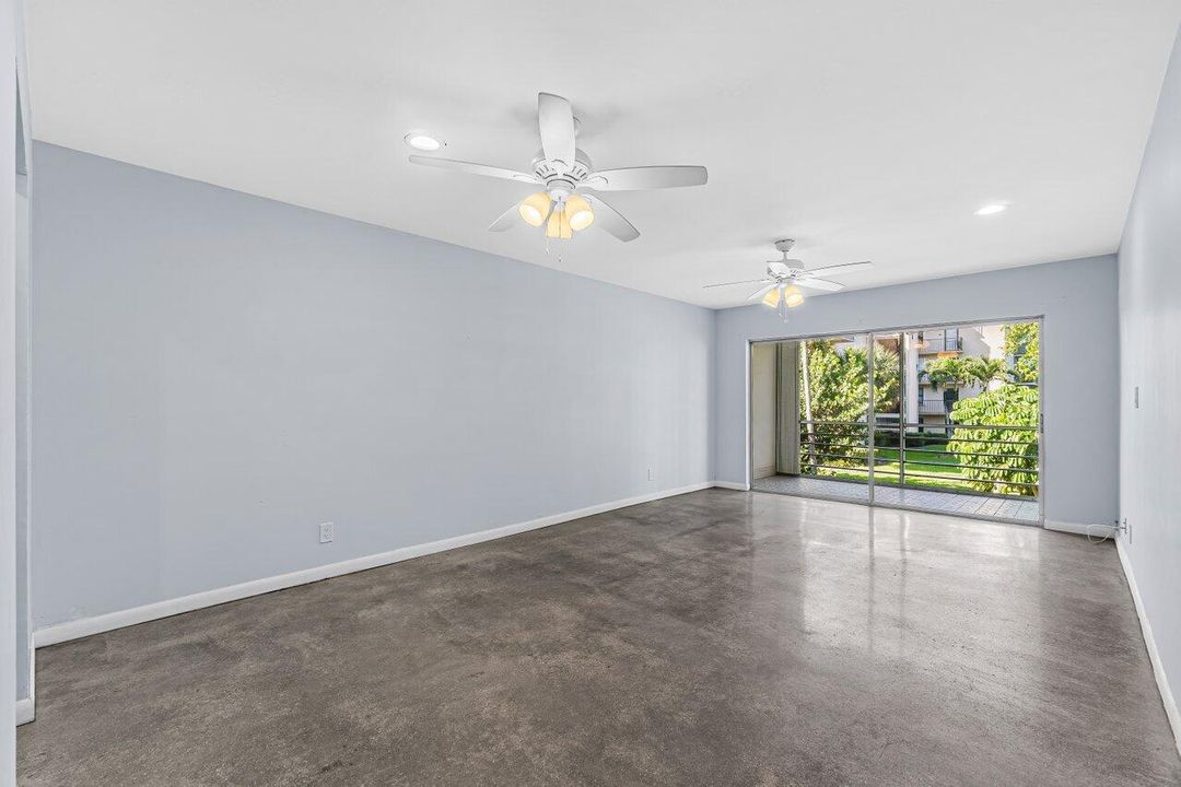 合同活跃: $145,000 (1 贝兹, 1 浴室, 905 平方英尺)