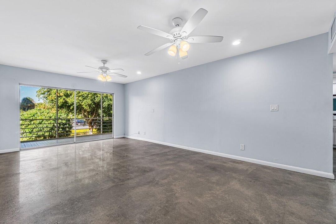 合同活跃: $145,000 (1 贝兹, 1 浴室, 905 平方英尺)