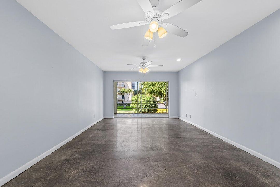 合同活跃: $145,000 (1 贝兹, 1 浴室, 905 平方英尺)