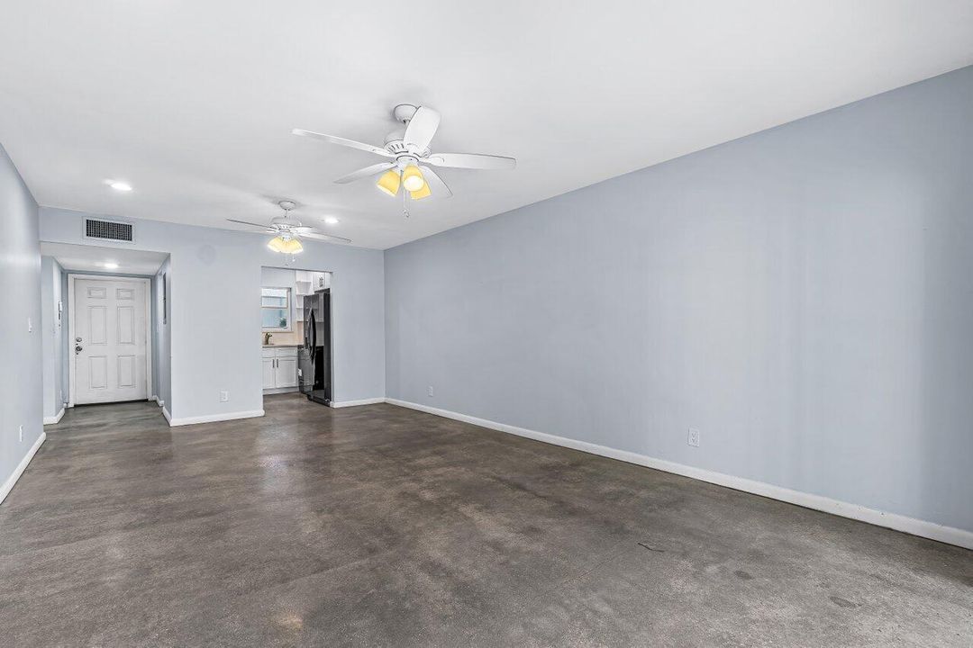 合同活跃: $145,000 (1 贝兹, 1 浴室, 905 平方英尺)