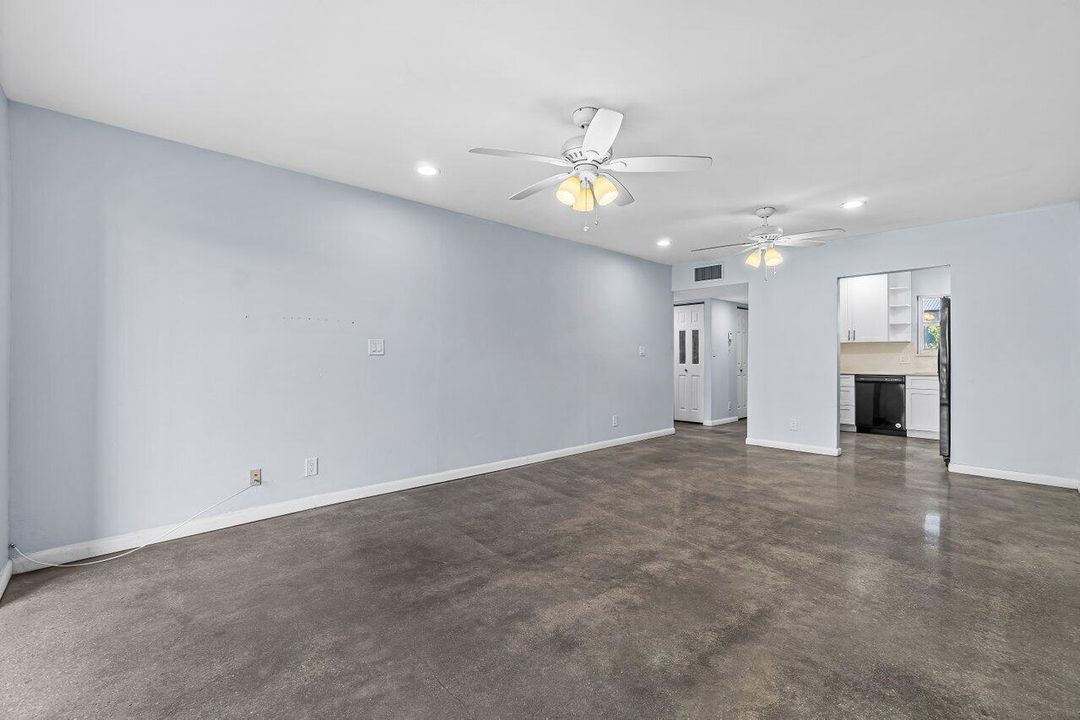 合同活跃: $145,000 (1 贝兹, 1 浴室, 905 平方英尺)