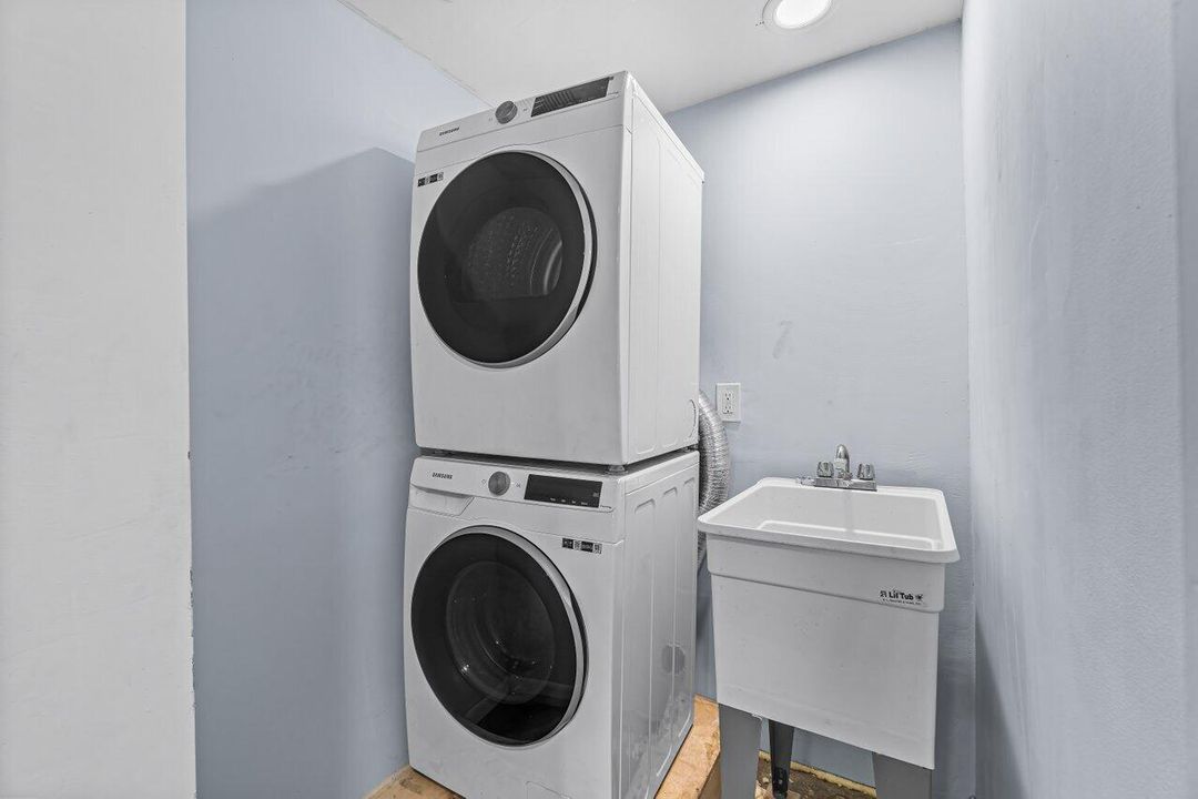 合同活跃: $145,000 (1 贝兹, 1 浴室, 905 平方英尺)