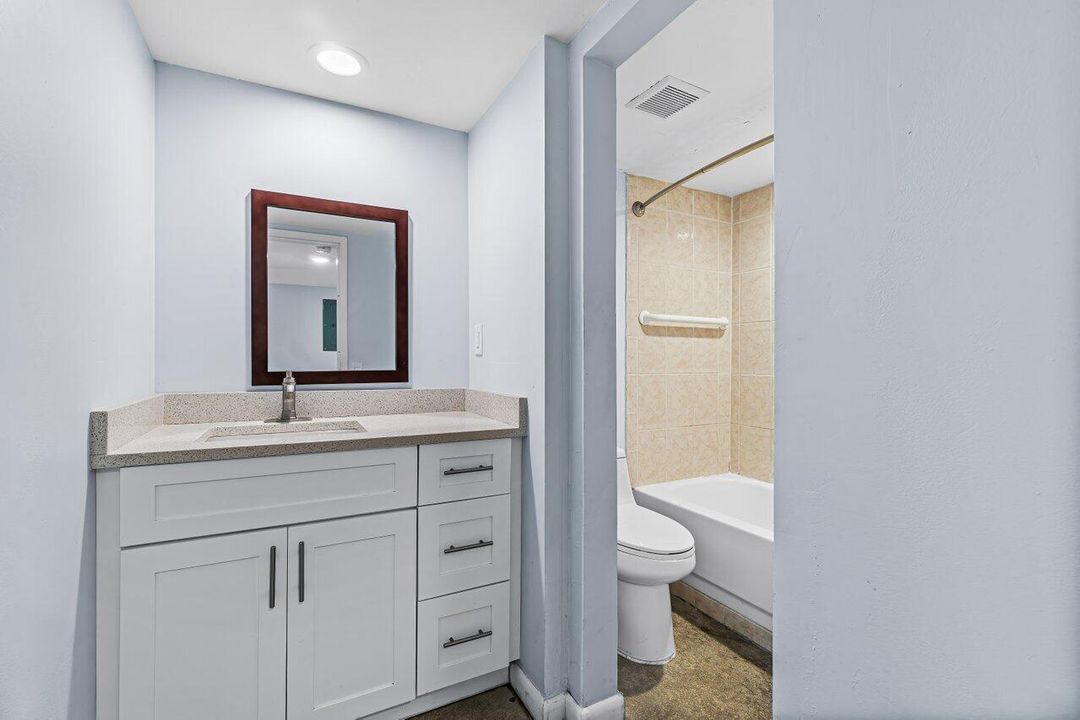 合同活跃: $145,000 (1 贝兹, 1 浴室, 905 平方英尺)