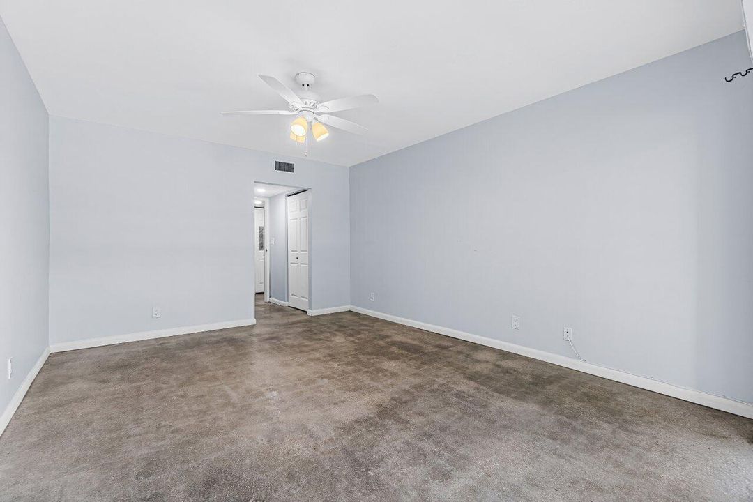 合同活跃: $145,000 (1 贝兹, 1 浴室, 905 平方英尺)