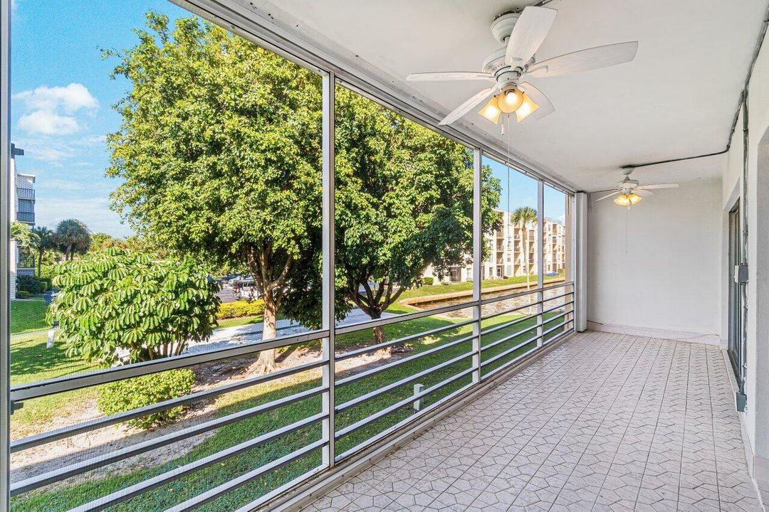 合同活跃: $145,000 (1 贝兹, 1 浴室, 905 平方英尺)