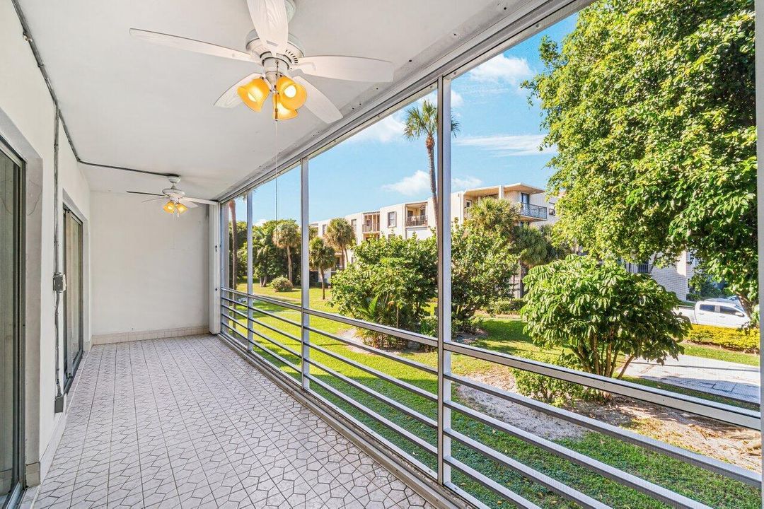 合同活跃: $145,000 (1 贝兹, 1 浴室, 905 平方英尺)