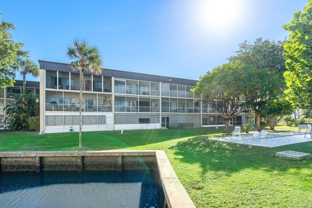 合同活跃: $145,000 (1 贝兹, 1 浴室, 905 平方英尺)