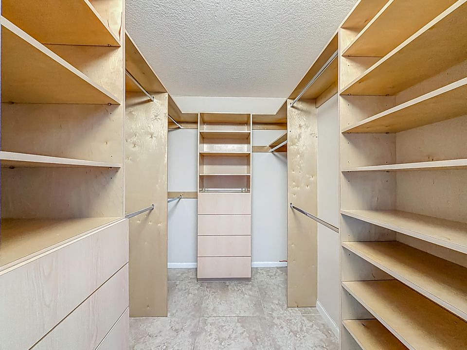 Active With Contract: $264,900 (2 beds, 2 baths, 1000 Square Feet)