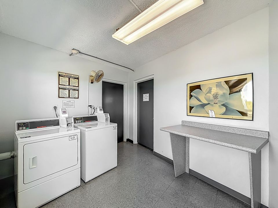 Active With Contract: $264,900 (2 beds, 2 baths, 1000 Square Feet)