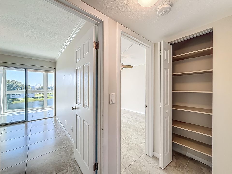 Active With Contract: $264,900 (2 beds, 2 baths, 1000 Square Feet)