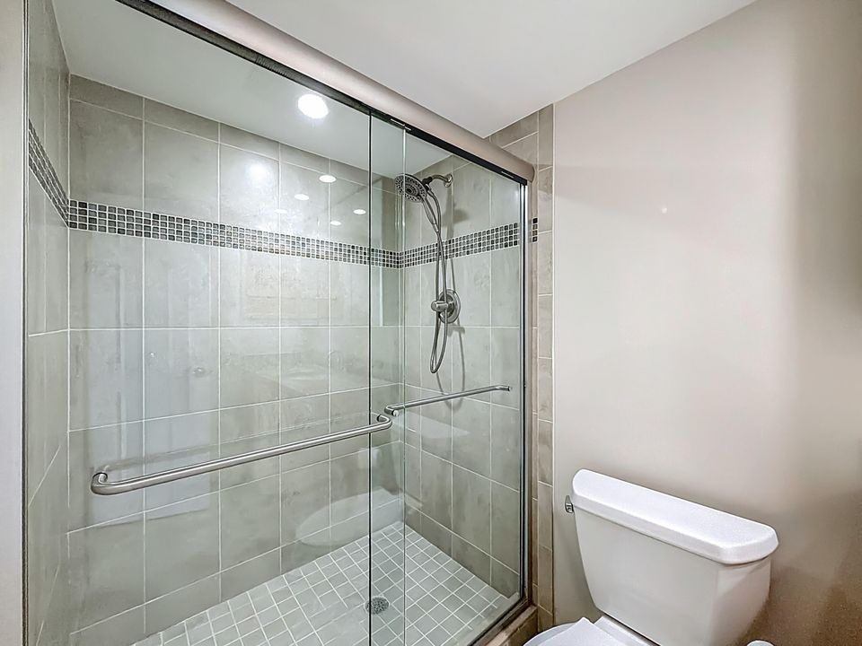 Active With Contract: $264,900 (2 beds, 2 baths, 1000 Square Feet)