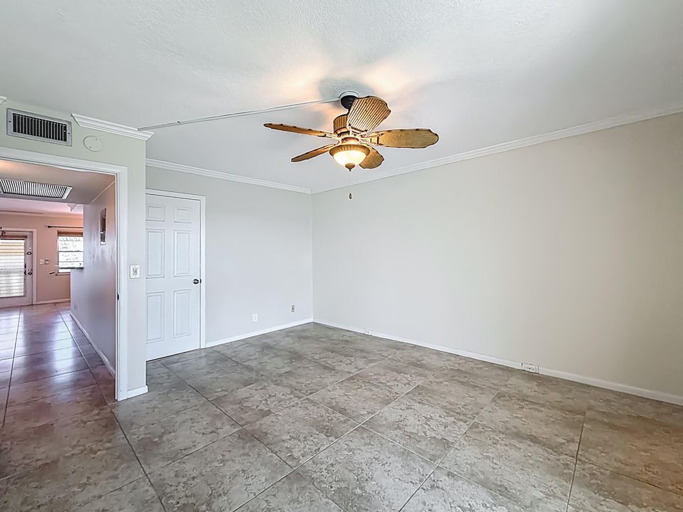 Active With Contract: $264,900 (2 beds, 2 baths, 1000 Square Feet)