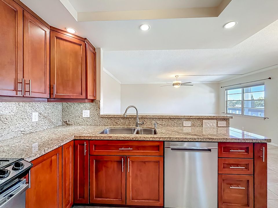 Active With Contract: $264,900 (2 beds, 2 baths, 1000 Square Feet)