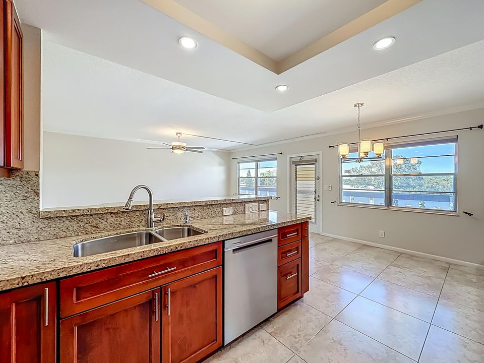 Active With Contract: $264,900 (2 beds, 2 baths, 1000 Square Feet)