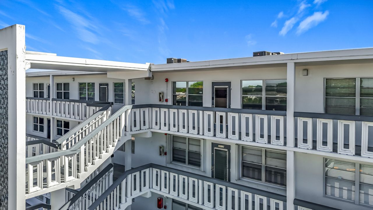 Active With Contract: $264,900 (2 beds, 2 baths, 1000 Square Feet)