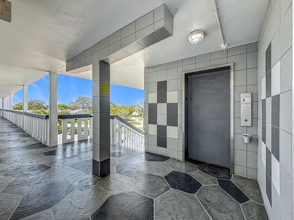 Active With Contract: $264,900 (2 beds, 2 baths, 1000 Square Feet)