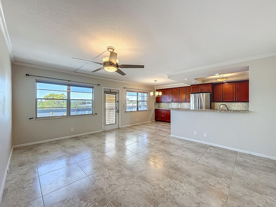 Active With Contract: $264,900 (2 beds, 2 baths, 1000 Square Feet)