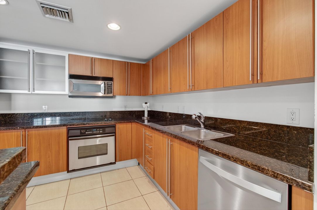 En Venta: $739,000 (3 camas, 3 baños, 1916 Pies cuadrados)