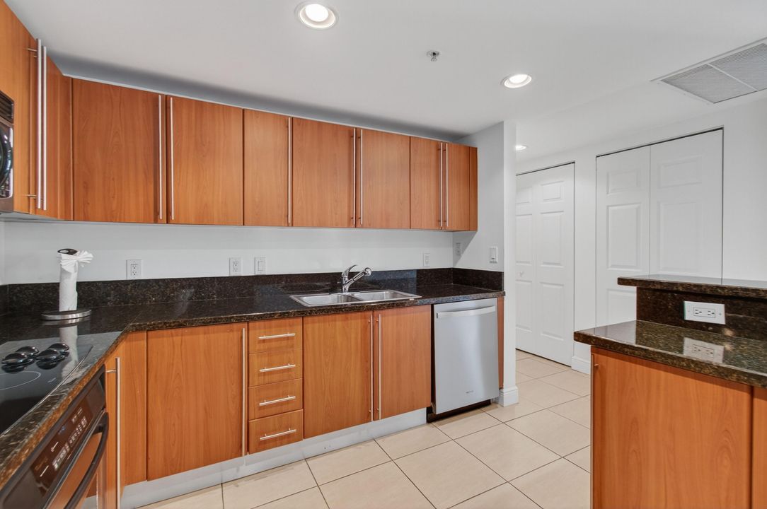 En Venta: $739,000 (3 camas, 3 baños, 1916 Pies cuadrados)