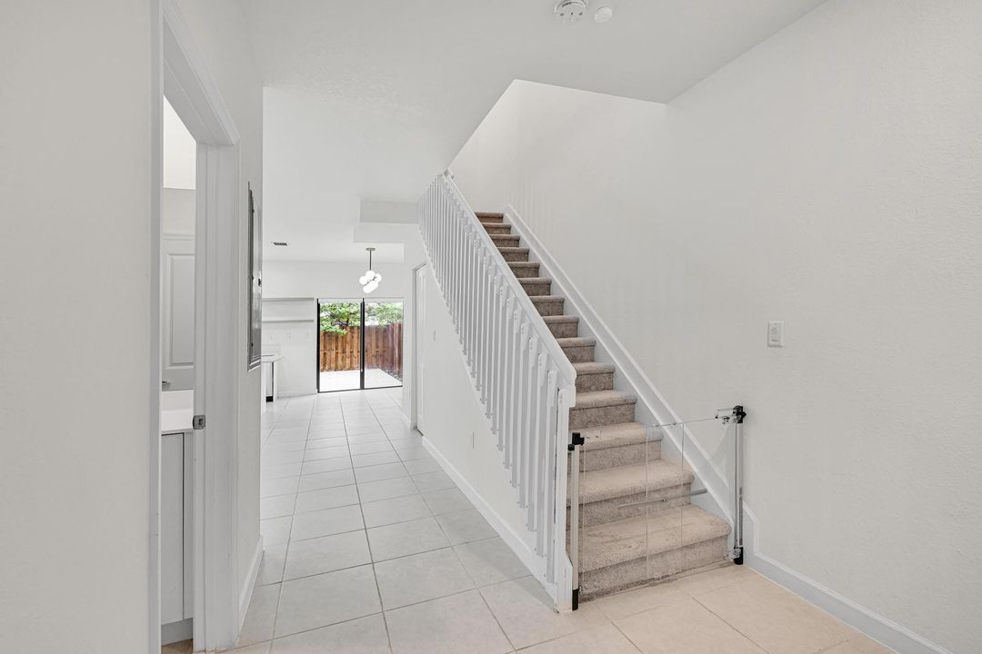 В аренду: $2,500 (3 спален, 3 ванн, 1328 Квадратных фут)