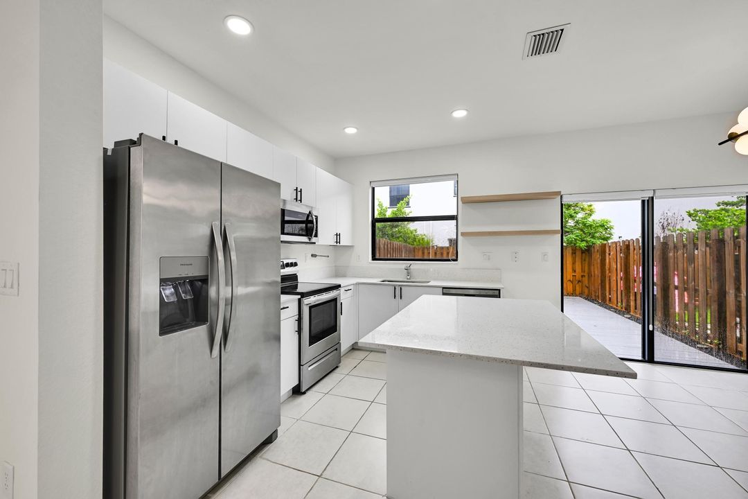 В аренду: $2,500 (3 спален, 3 ванн, 1328 Квадратных фут)