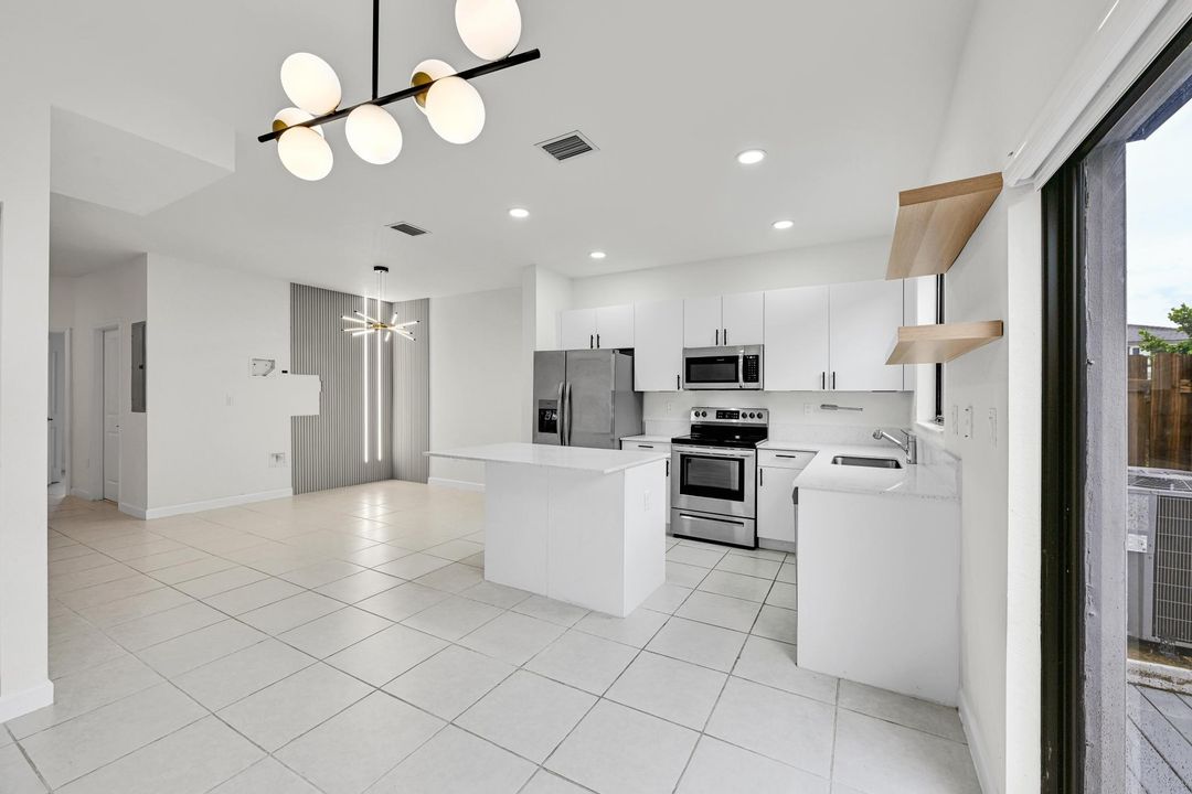 В аренду: $2,500 (3 спален, 3 ванн, 1328 Квадратных фут)