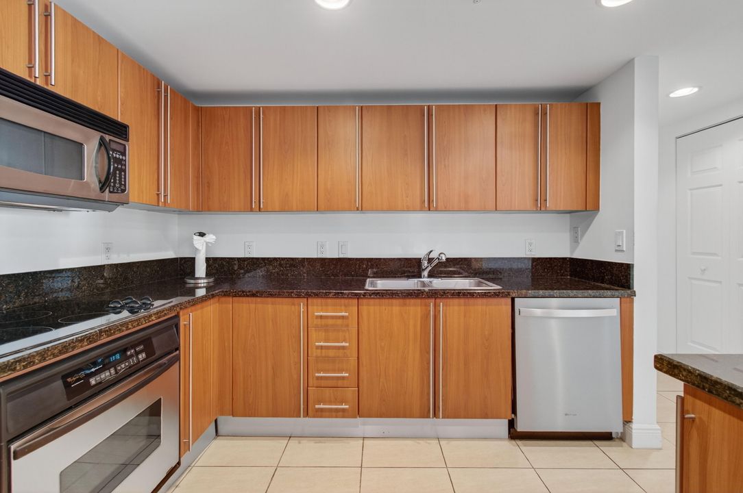 En Venta: $739,000 (3 camas, 3 baños, 1916 Pies cuadrados)