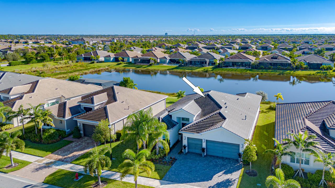 Active With Contract: $989,000 (3 beds, 3 baths, 2753 Square Feet)