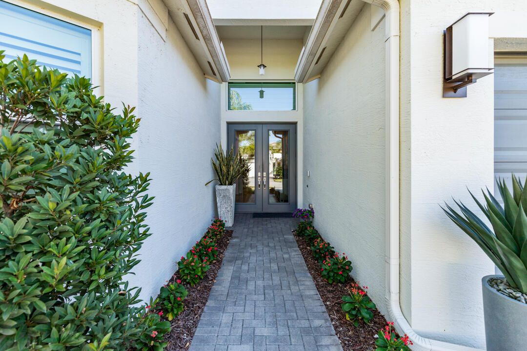 Active With Contract: $989,000 (3 beds, 3 baths, 2753 Square Feet)