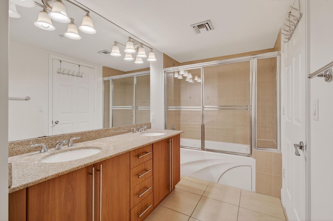 En Venta: $739,000 (3 camas, 3 baños, 1916 Pies cuadrados)