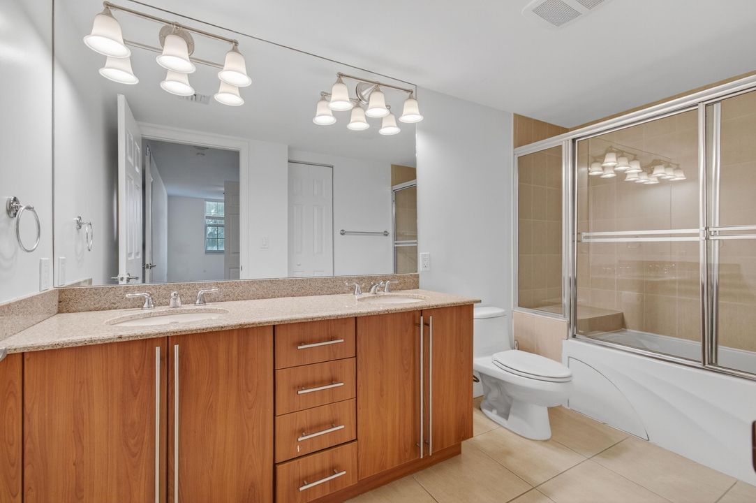 En Venta: $739,000 (3 camas, 3 baños, 1916 Pies cuadrados)