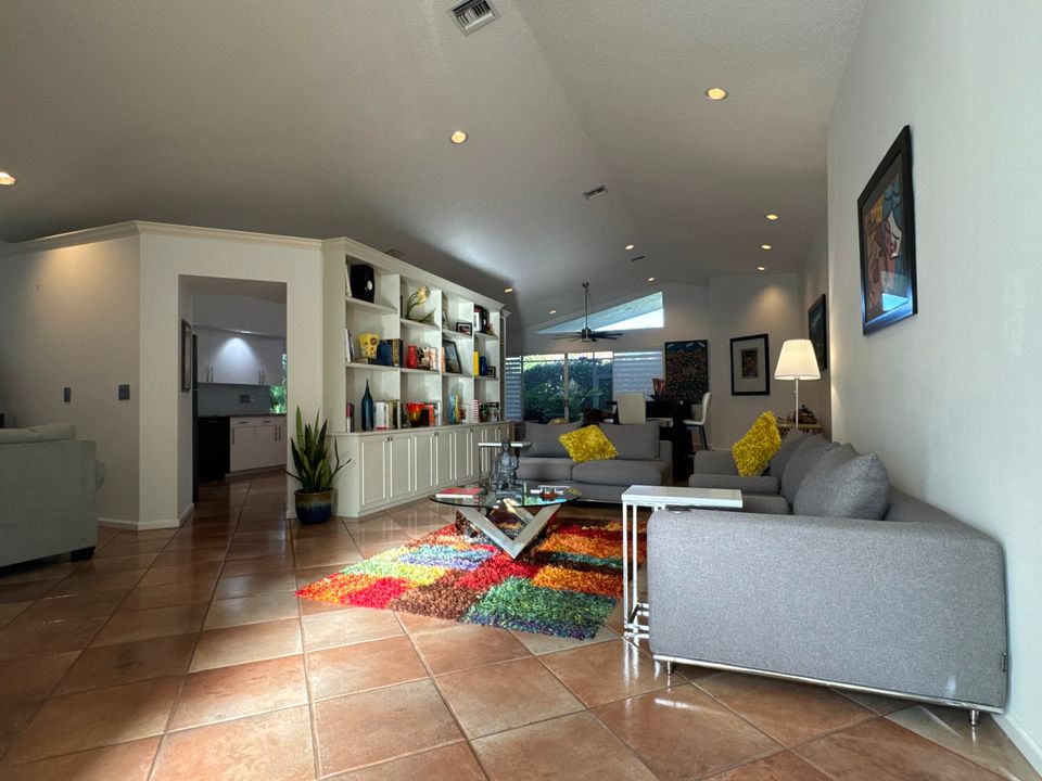 En Venta: $579,900 (3 camas, 3 baños, 2411 Pies cuadrados)