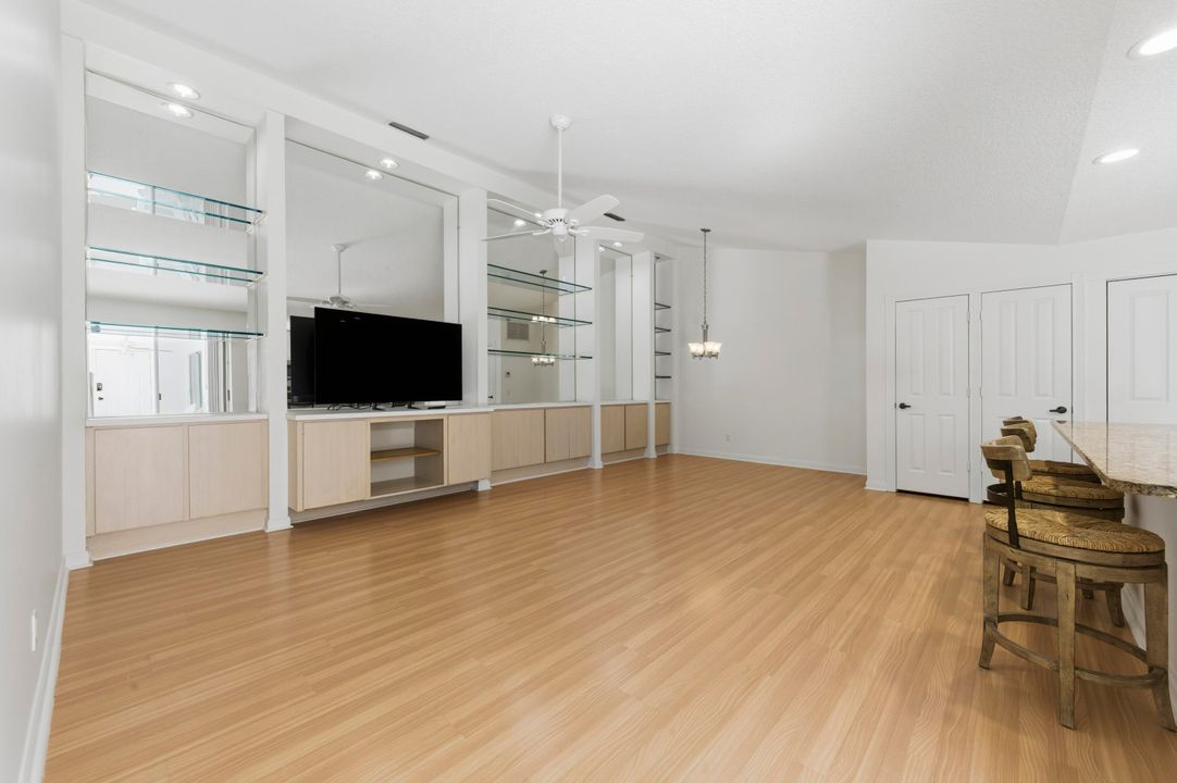 合同活跃: $405,000 (2 贝兹, 2 浴室, 1152 平方英尺)