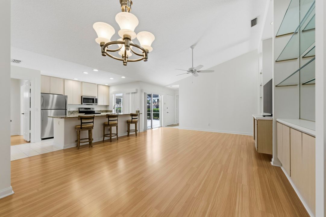 合同活跃: $405,000 (2 贝兹, 2 浴室, 1152 平方英尺)