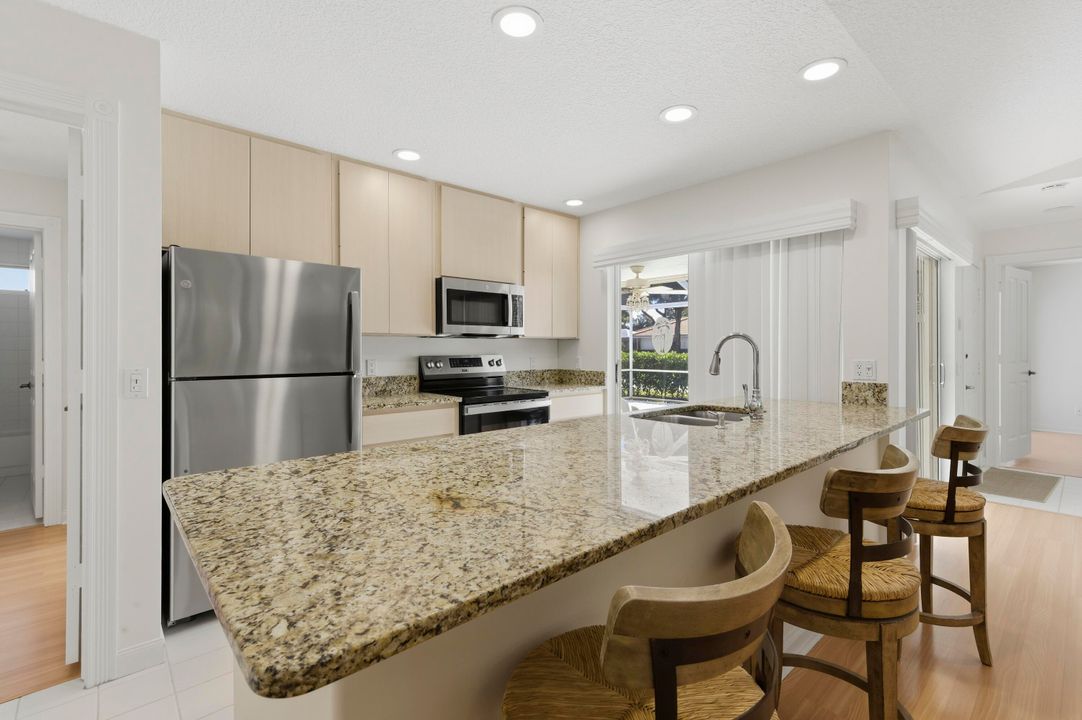 合同活跃: $405,000 (2 贝兹, 2 浴室, 1152 平方英尺)