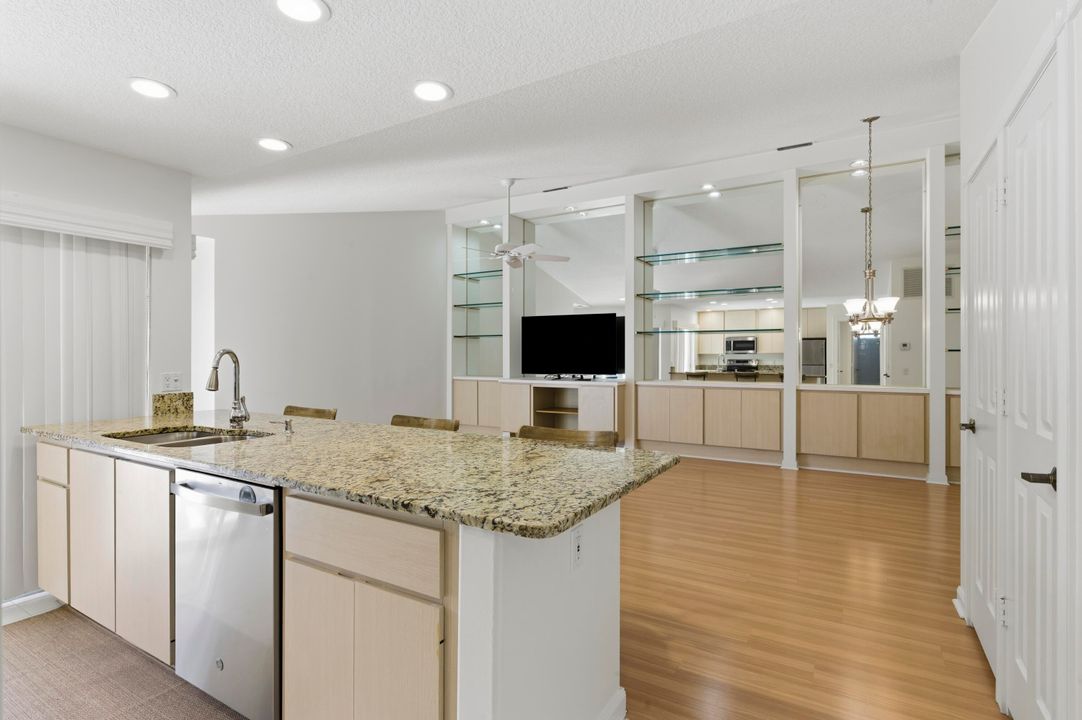 合同活跃: $405,000 (2 贝兹, 2 浴室, 1152 平方英尺)