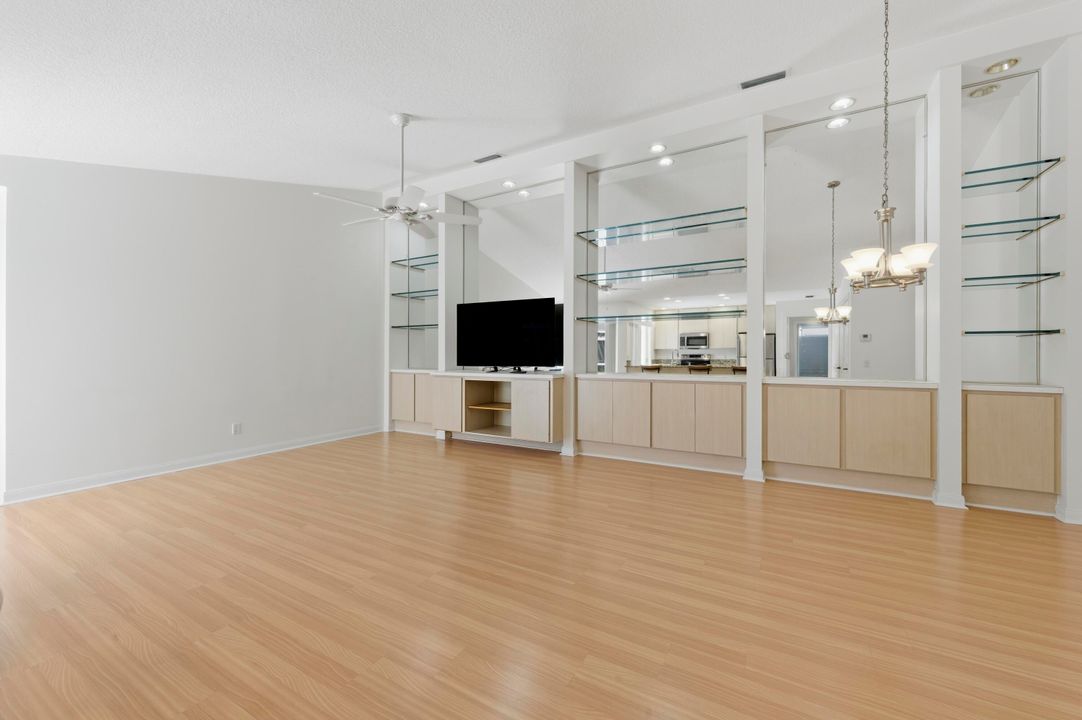 合同活跃: $405,000 (2 贝兹, 2 浴室, 1152 平方英尺)