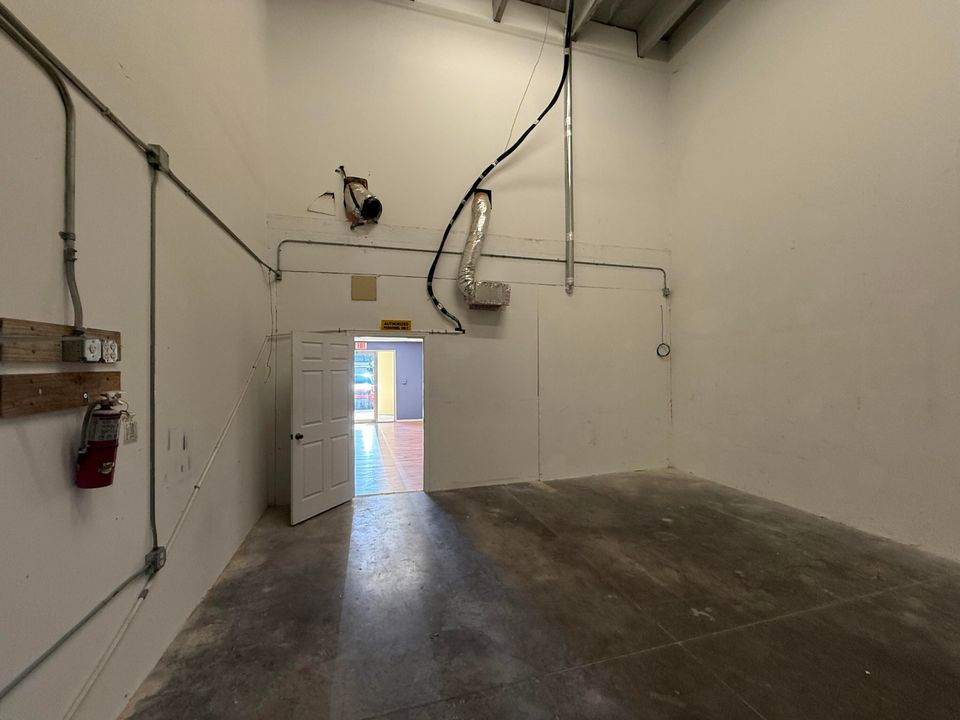 For Sale: $2,650 (0 beds, 0 baths, 1306 Square Feet)