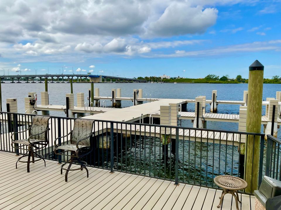 Active With Contract: $199,000 (1 beds, 1 baths, 724 Square Feet)