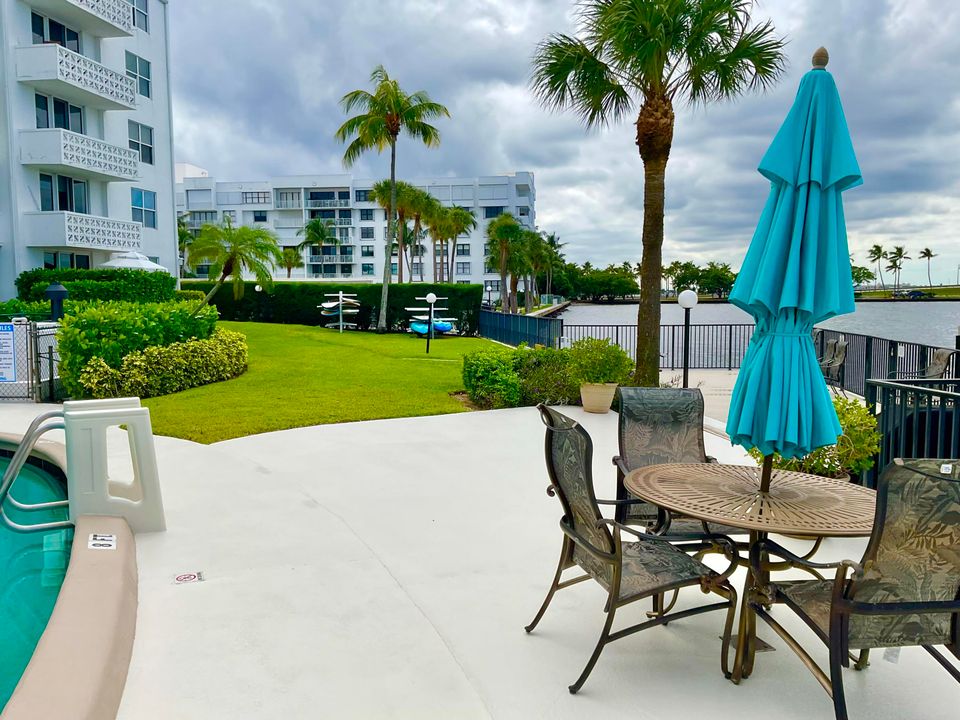 Active With Contract: $199,000 (1 beds, 1 baths, 724 Square Feet)