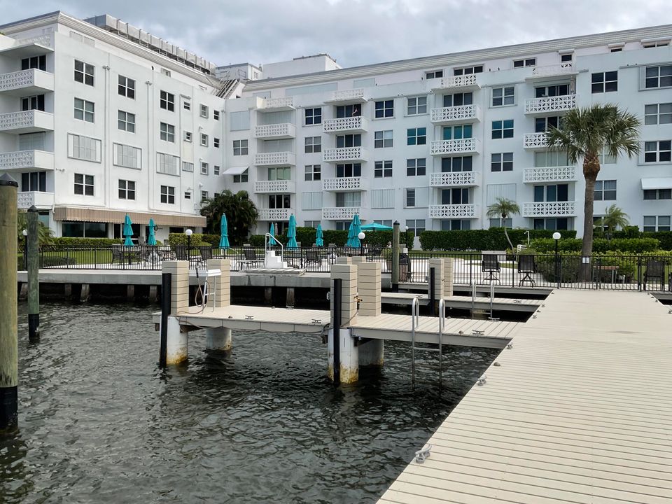 Active With Contract: $199,000 (1 beds, 1 baths, 724 Square Feet)