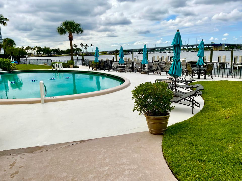 Active With Contract: $199,000 (1 beds, 1 baths, 724 Square Feet)