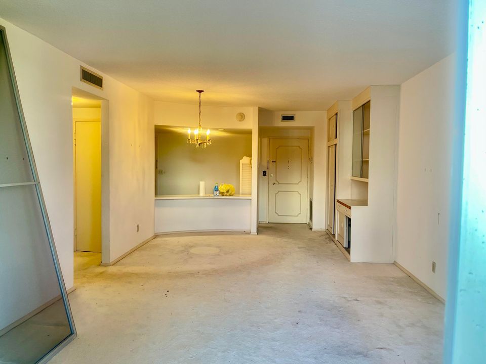 Active With Contract: $199,000 (1 beds, 1 baths, 724 Square Feet)