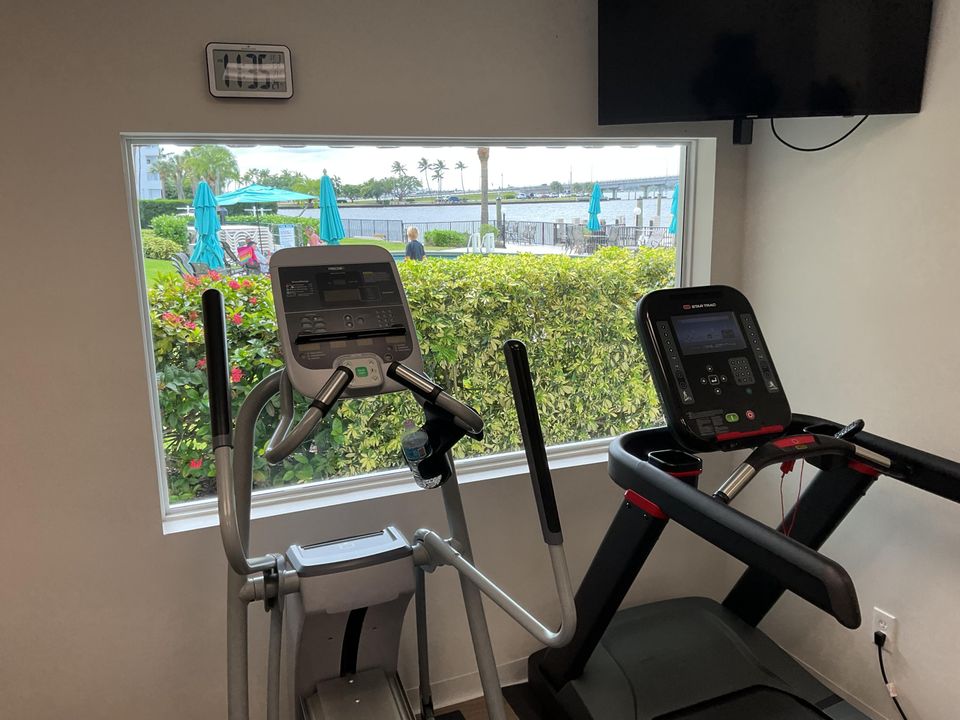 Active With Contract: $199,000 (1 beds, 1 baths, 724 Square Feet)