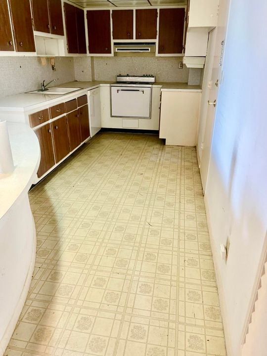 Active With Contract: $199,000 (1 beds, 1 baths, 724 Square Feet)